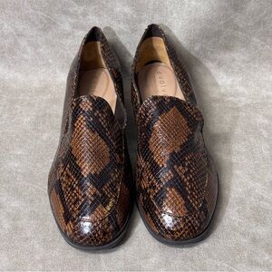Evolve Woman’s "snake pattern" brown and black flats Size 10